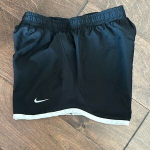 Girls Nike Shorts L